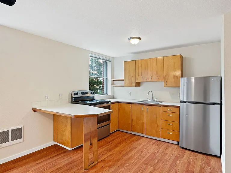 Abbottsford Apartments — Photo 40