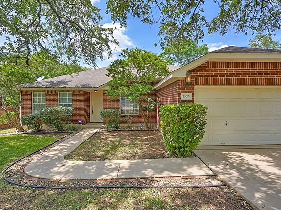 4th image of 1307 Cedar Oaks Dr