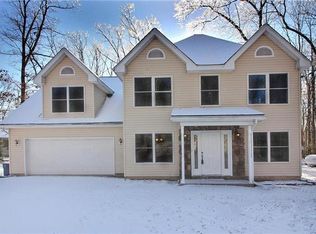 132 Jungfrau Dr, Henryville, PA 18332
