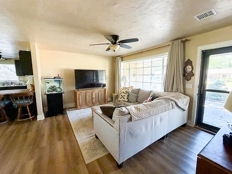 1516 Andover Ct — Photo 3