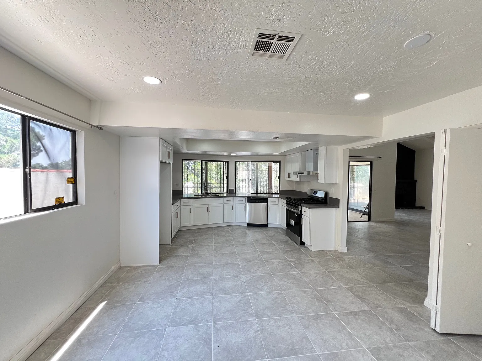 4 bed, 2019 sqft, $2,650 — Photo 4