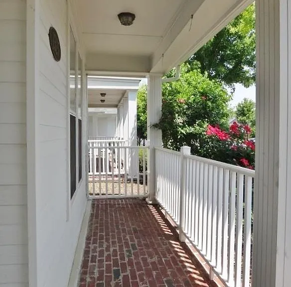 1327 Harbor Park Dr — Photo 2