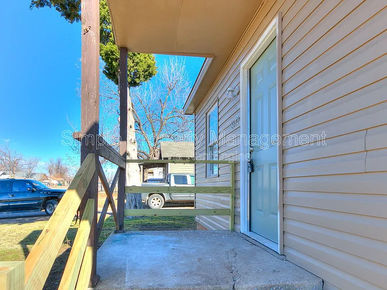 3312 S Harvey Ave — Photo 2
