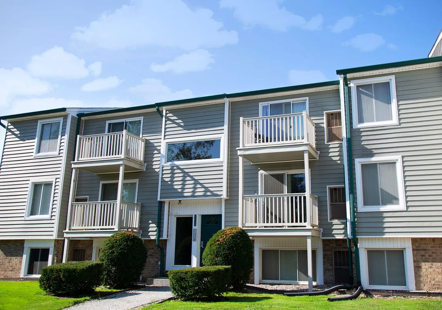 Lakeview Apartments — Photo 1