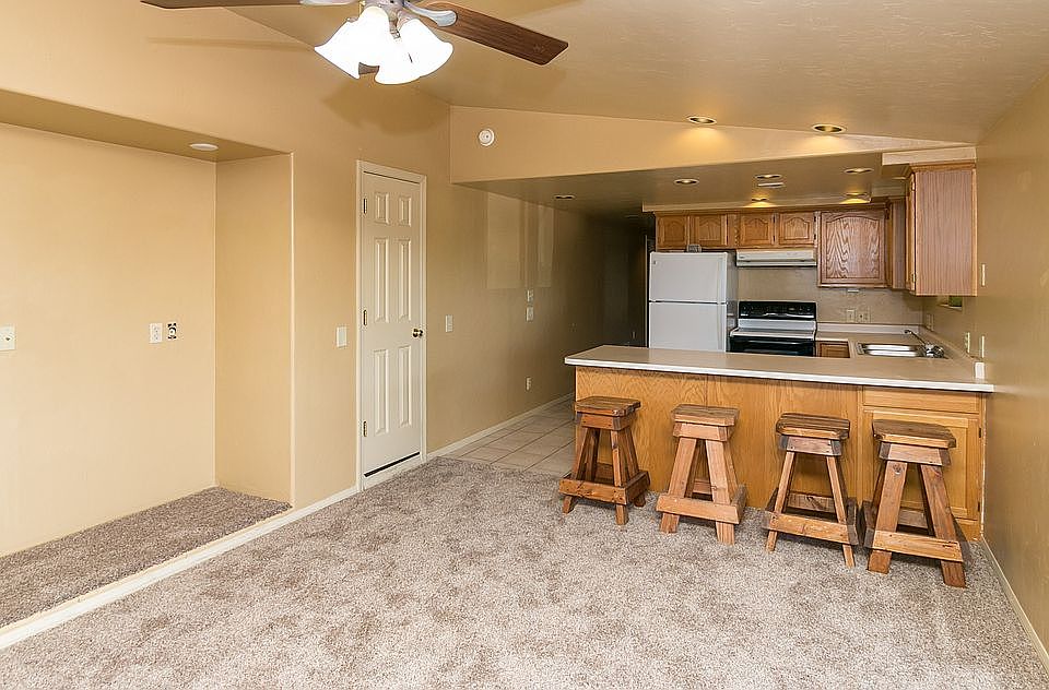 Kitchen with breakfast bar