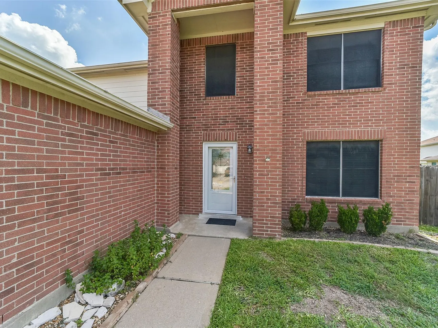 3 bed, 2.5 bath, 2360 sqft, $2,300 — Photo 4