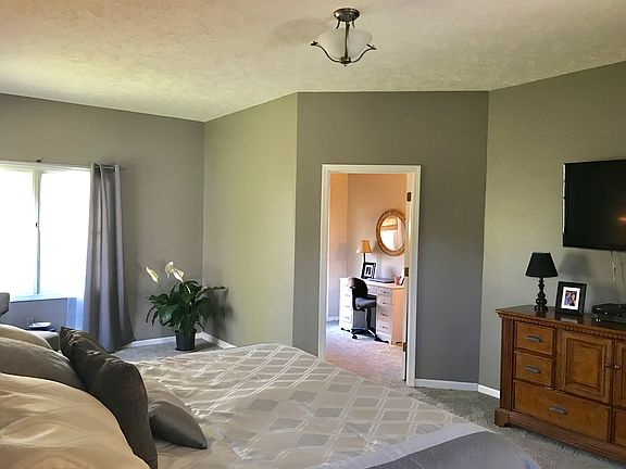 4th image of 10 Fox Hill Dr