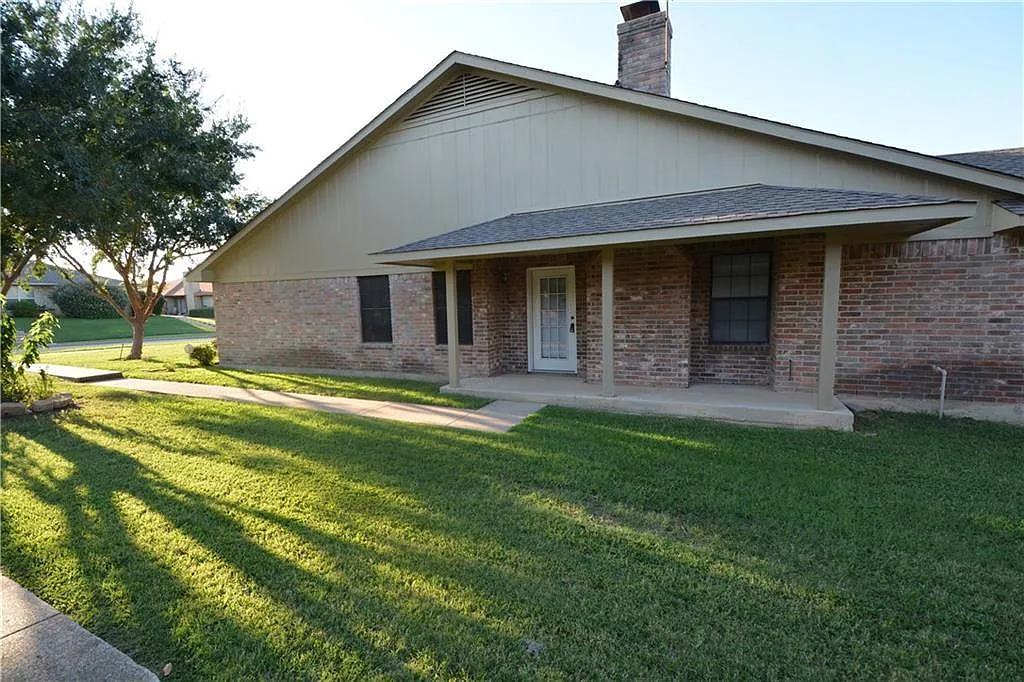 3 bed, 1354 sqft, $2,000 — Photo 1