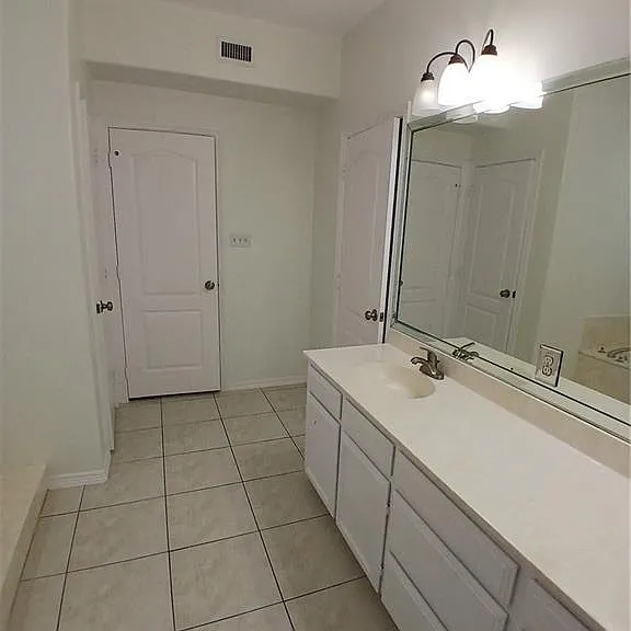 130 San Jacinto St — Photo 13