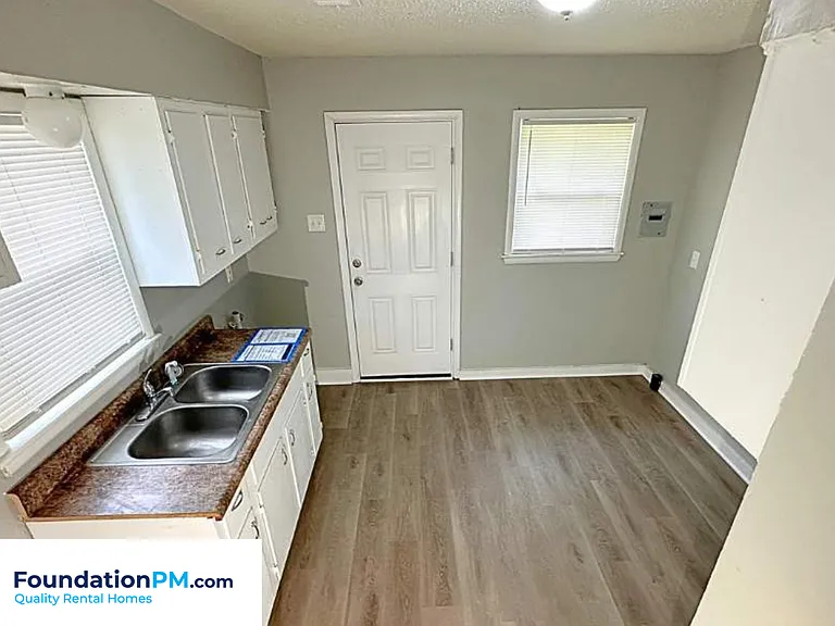 3276 Ashland St — Photo 3