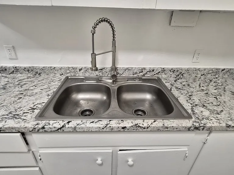 19 Woodlawn Ave — Photo 8