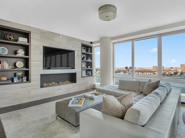 50 Riverside Boulevard 28A image 3 of 16