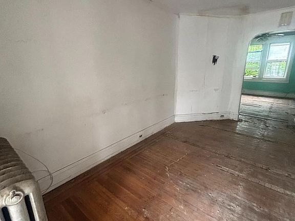 3rd image of 5616 Windsor Ave #0