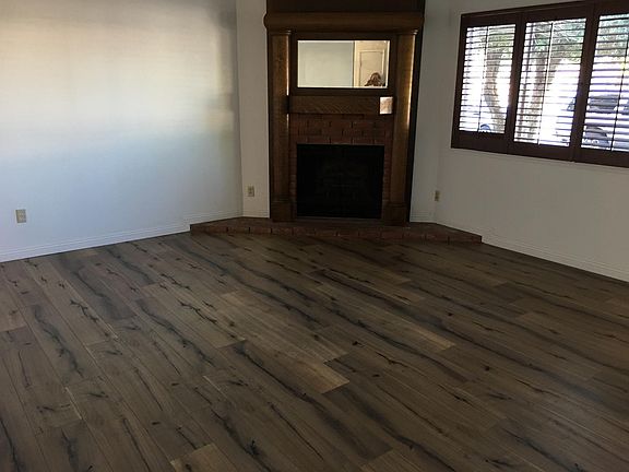 Living Room w Fireplace