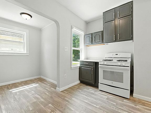 4th image of 124 Taylor St