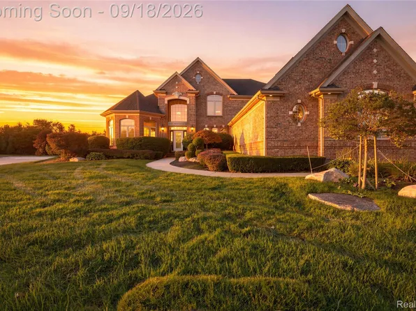 19344 River Valley Dr, Macomb, MI 48044