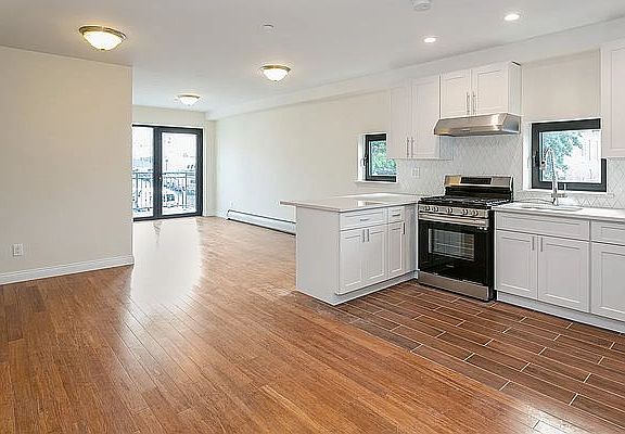 2nd image of 106-14 Astoria Blvd #3