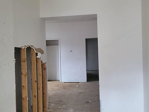 2nd image of 1001-03 W 6th St
