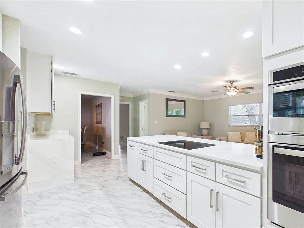4 bed, 2.5 bath, 2100 sqft, $3,900 — Photo 4