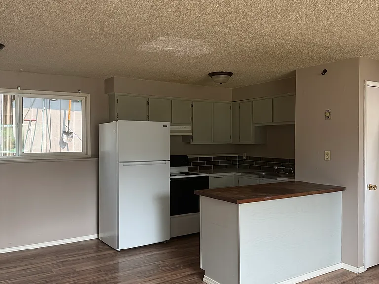 380 NW Thomas St #B — Photo 6