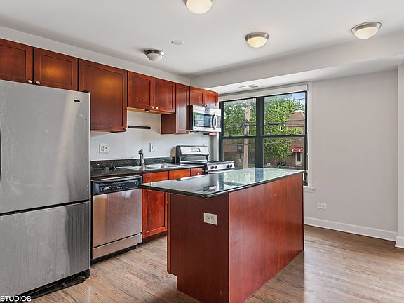 3rd image of 2545 W Catalpa Ave APT 2C