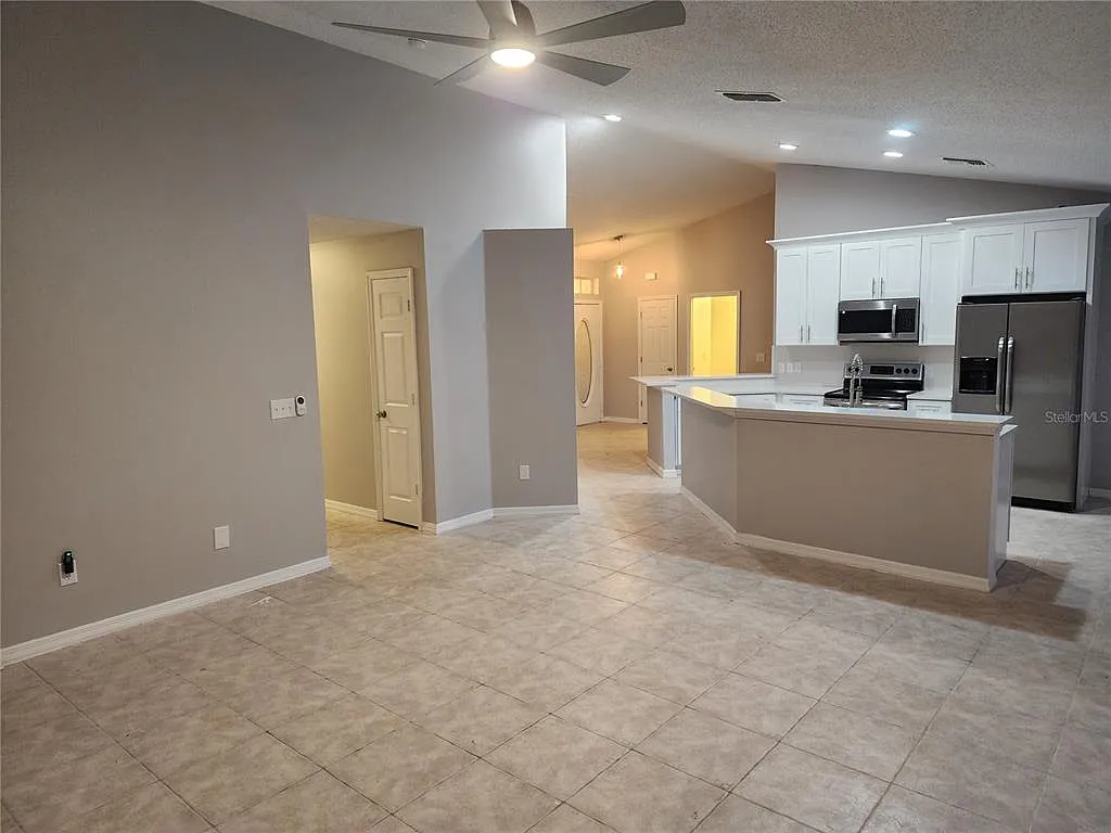 4 bed, 2.0 bath, 2067 sqft, $3,000 — Photo 4