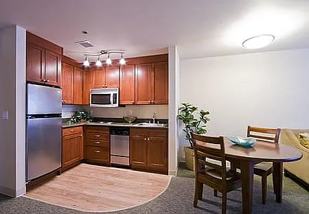 Catalina Apartments — Photo 9