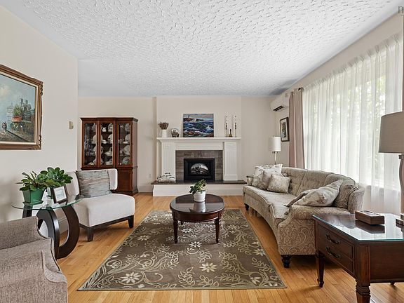 5th image of 1090 Montague Rd