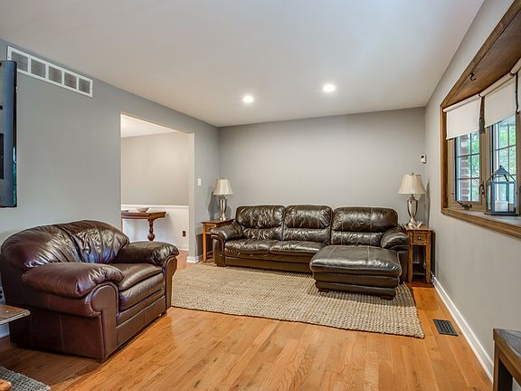 4th image of 2202 Oakwood Ln