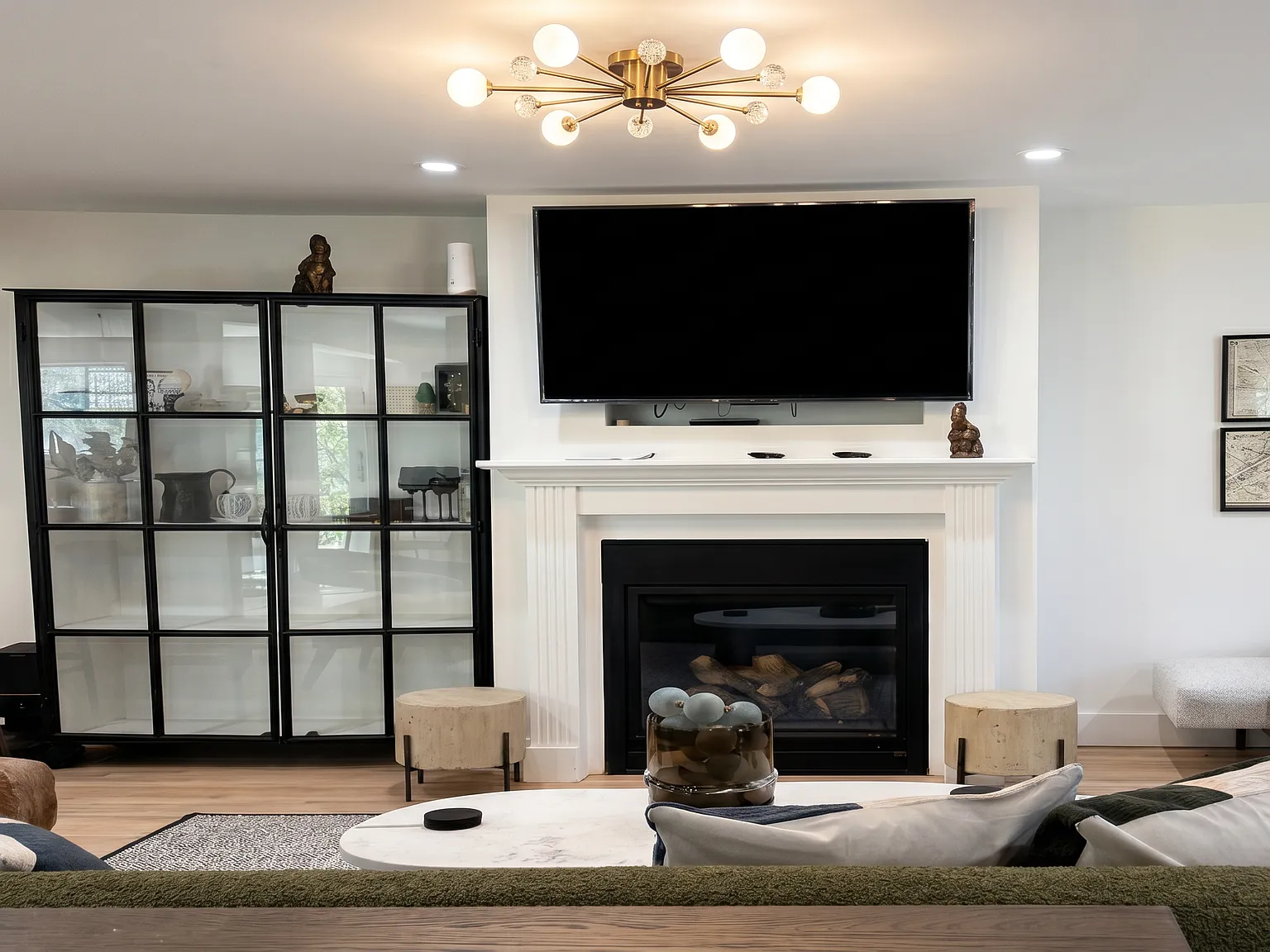 Chic Southampton Retreat Prime Location, Pool, Fireplace & More — Photo 3