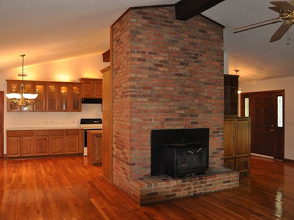 4th image of 595 Forest Dr