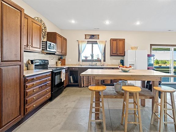 3rd image of 19597 Hilltop Ct