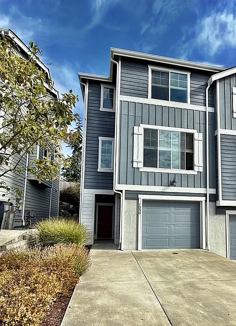 1090 NW Dragonstone Street - 1 — Photo 2
