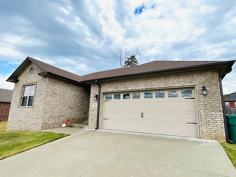 261 Redwood Ln — Photo 2