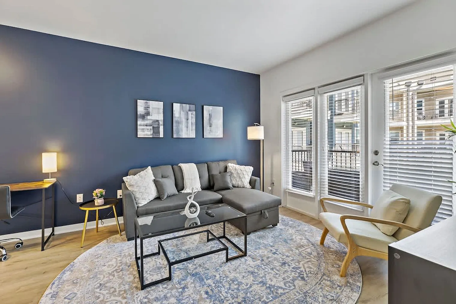 1 bed, 1.0 bath, 721 sqft, $4,141 — Photo 2