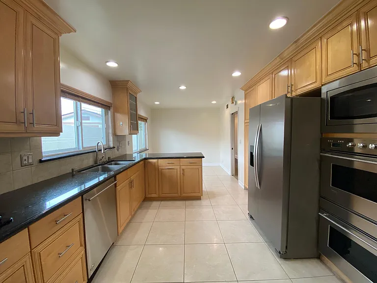 22539 Waterbury St — Photo 8