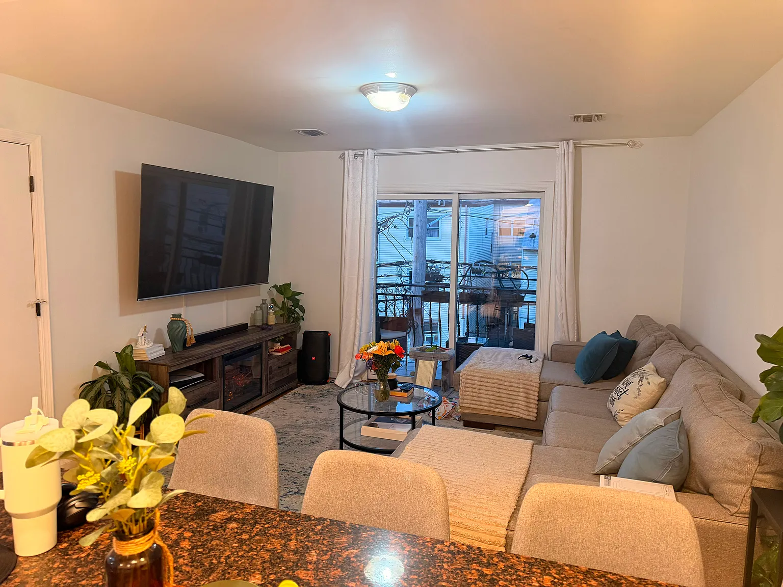 3 bed, 1200 sqft, $2,750 — Photo 2