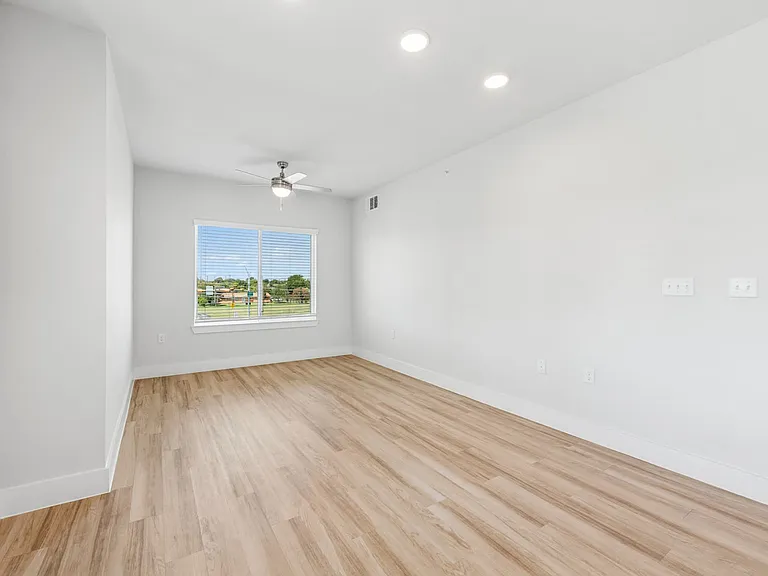Ensign Apartments — Photo 18