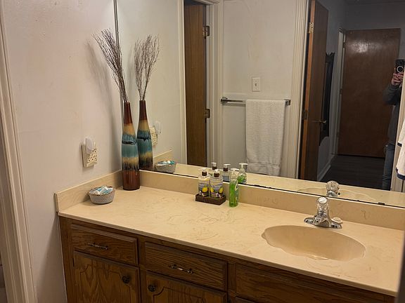 5th image of 104 Willow Creek Ct APT B
