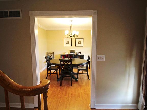 5th image of 105 Mary Pat Ct