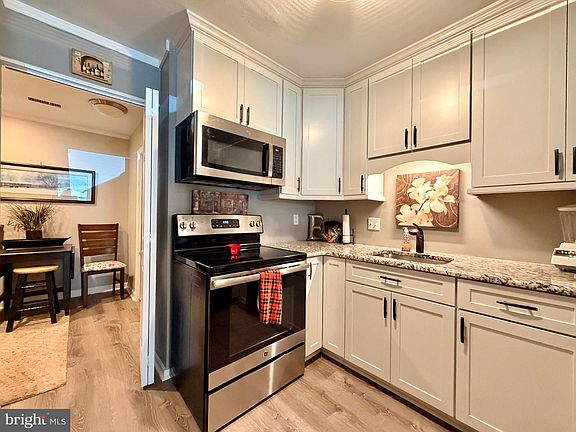 5th image of 530 Summit House