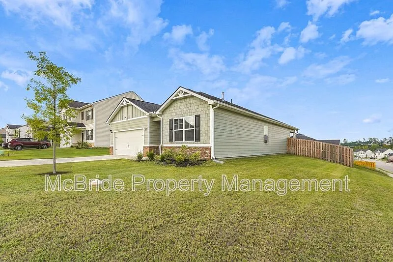 4 bed, 2.0 bath, 1774 sqft, $2,400 — Photo 2