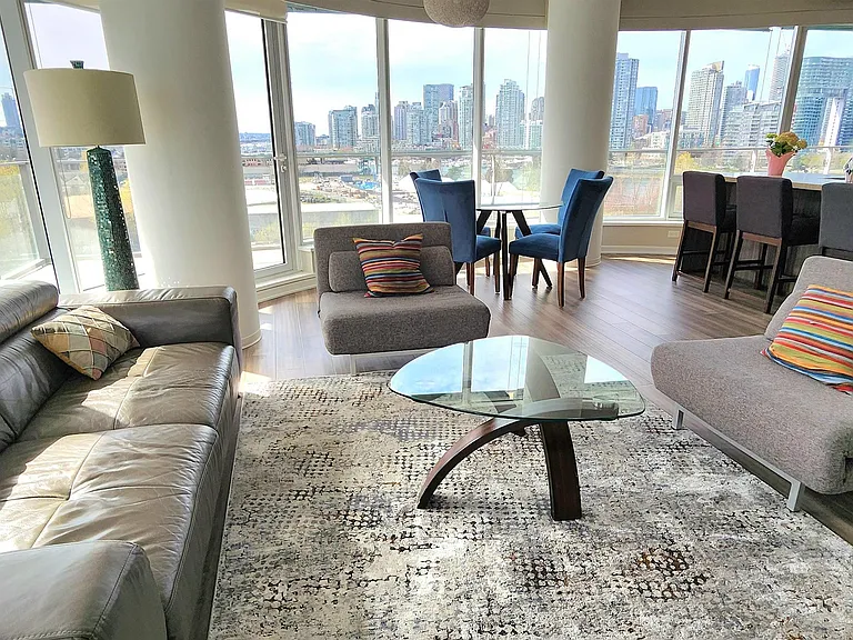 1616 Columbia St #404 — Photo 3
