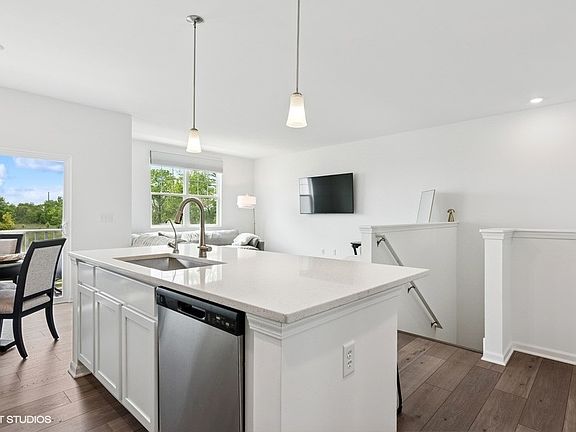 5th image of 540 Comstock Rd