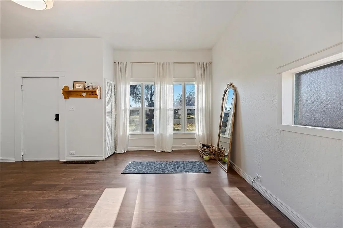 2 bed, 1075 sqft, $2,600 — Photo 4