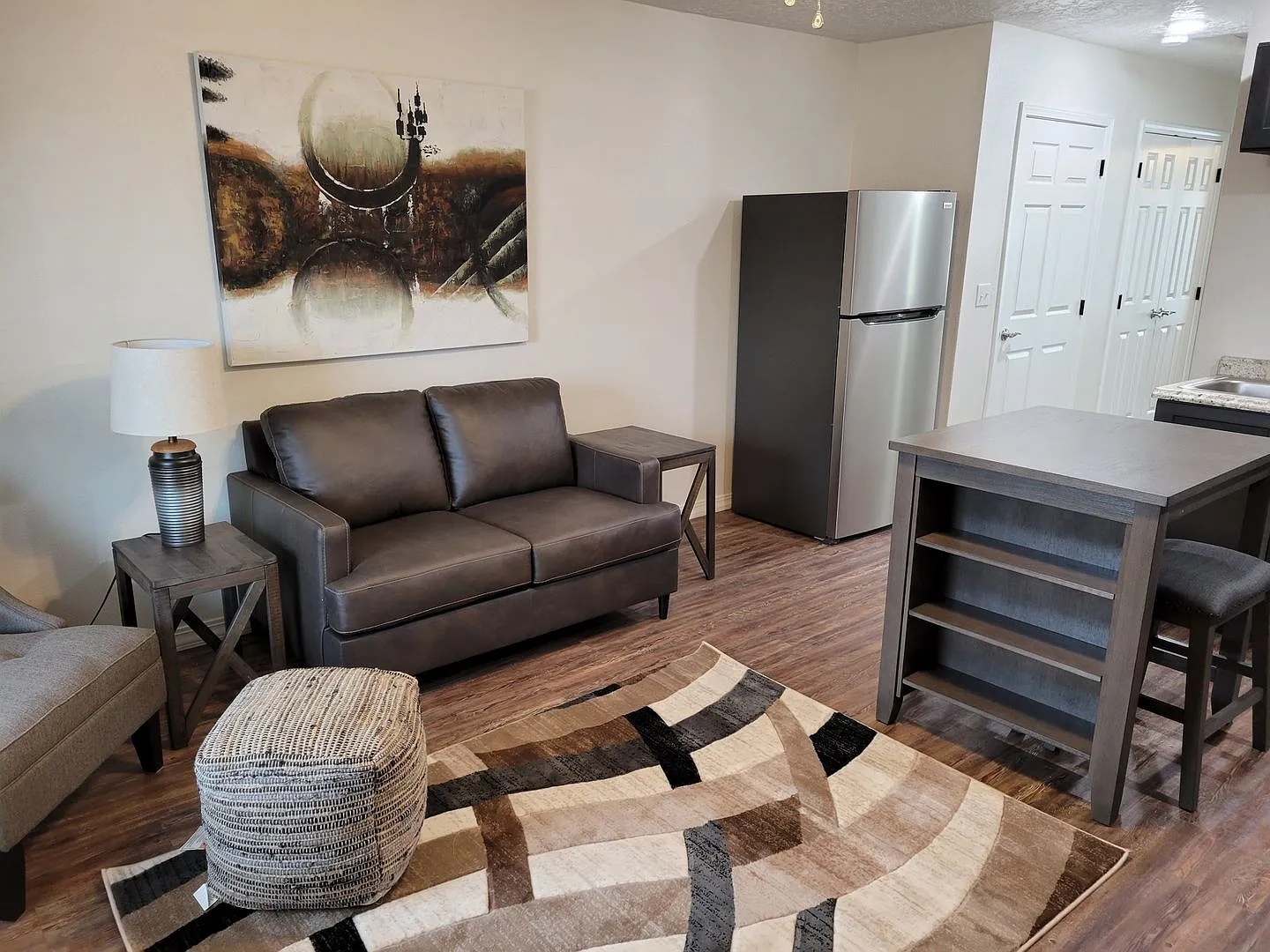New Luxury One Bedroom Apartment Fully Furnished — Photo 2