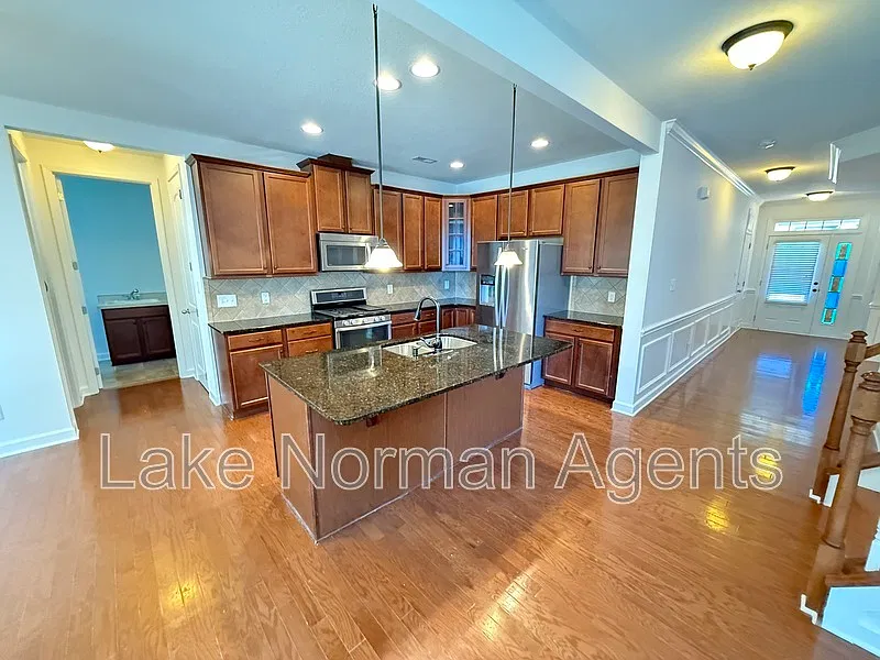 3 bed, 2.5 bath, 2600 sqft, $2,550 — Photo 4