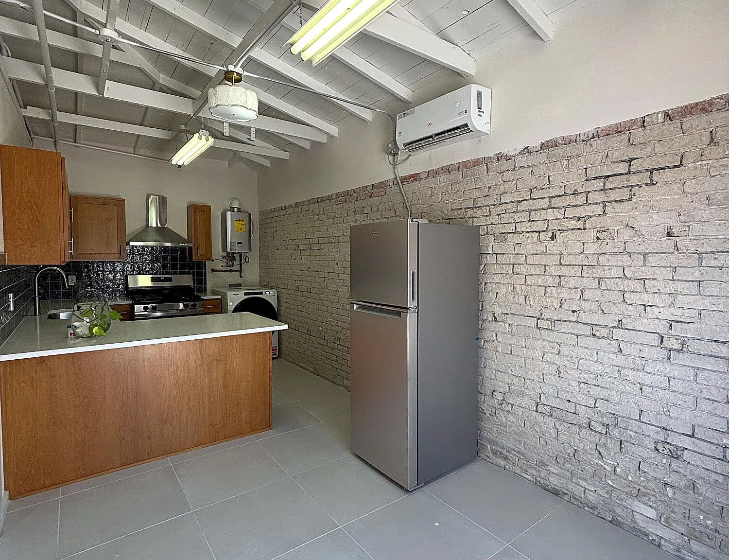 2 bed, 1.0 bath, 800 sqft, $1,200 — Photo 3