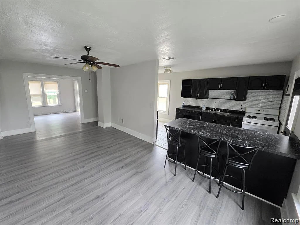 2 bed, 1.0 bath, 1000 sqft, $1,100 — Photo 3