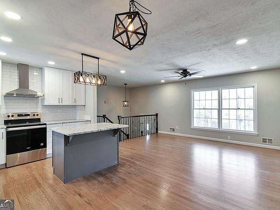 2nd image of 1400 Cornwall Rd